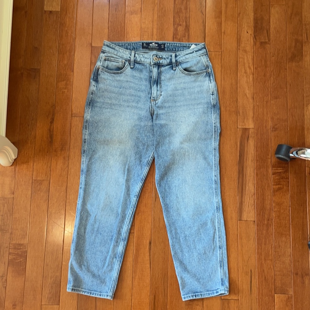 Hollister hardly worn mom jeans, 7short, light wash